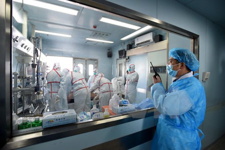 Bệnh nhân nhiễm virus H7N9 được điều trị tại một bệnh viện ở Vũ Hán, Hồ Bắc (Trung Quốc) ngày 12/2.